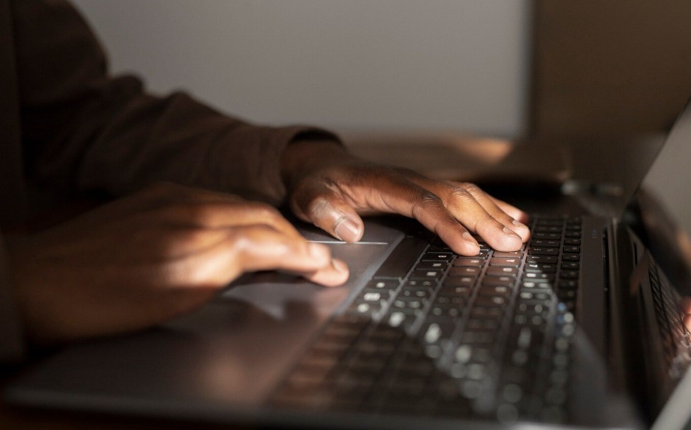 Pessoa Teclando.jpeg